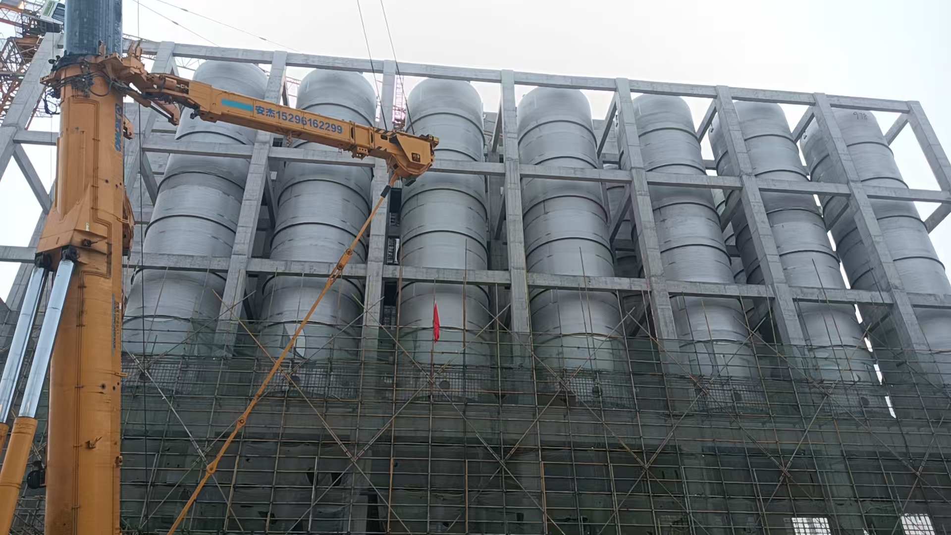 篤舜廣西恒逸直徑5m，長度28.8m，重量44噸的干燥塔切片料倉水罐施工現場    