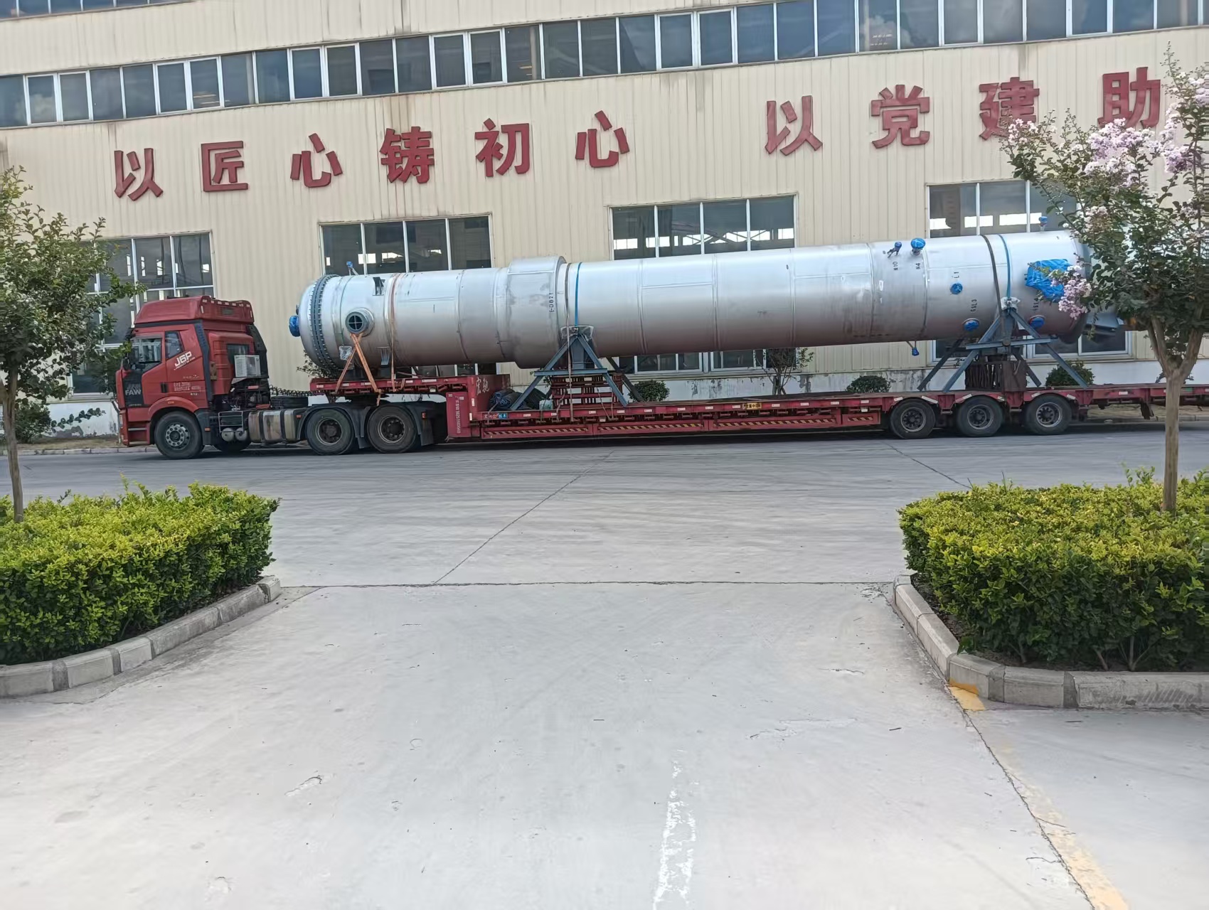 篤舜發往湖北天岳天門新材料項目二效降膜蒸發器發貨現場